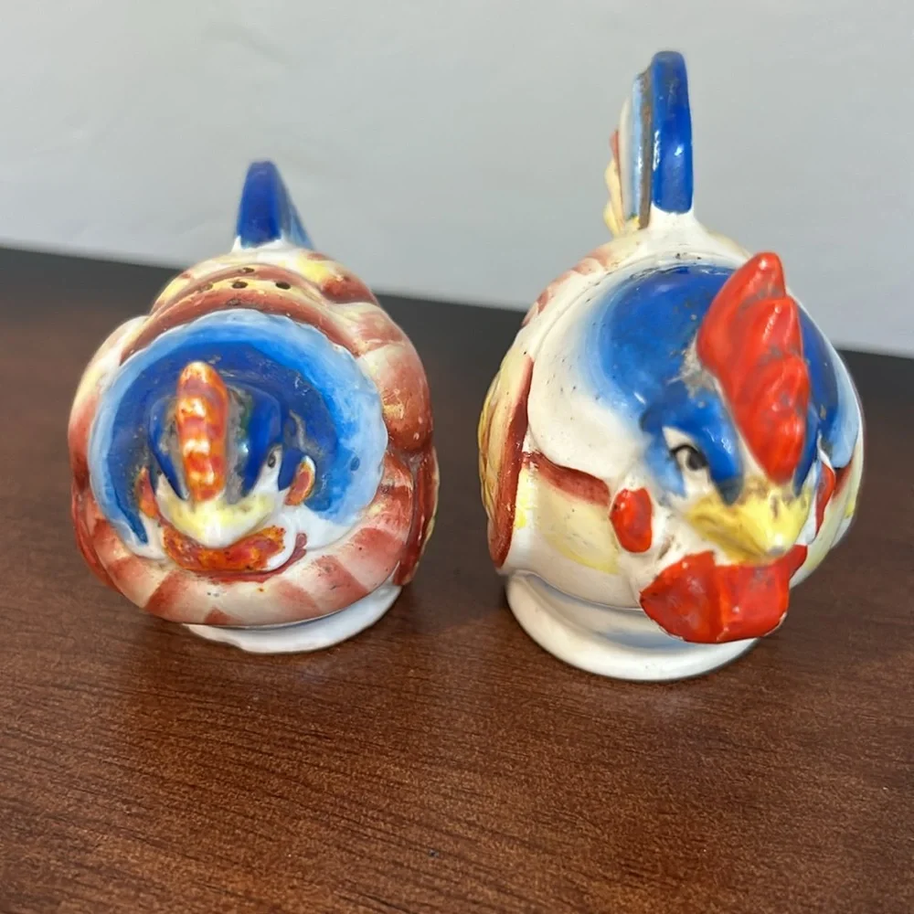 Vintage rooster and chicken salt/ pepper shakers